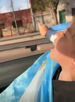 Alfonso con la bandera argentina en el auto