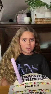 Juana festejando su cumpleaños con torta de Stranger Things