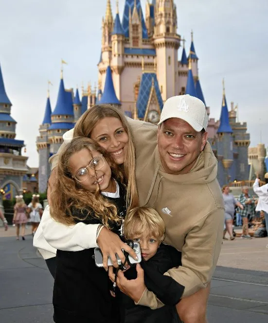 Ailu con Juana, Alfonso y su familia frente al castillo de Disney