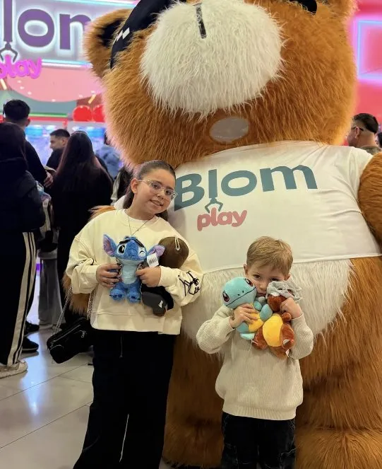 Juana y Alfonso en Blom Play con el oso de la marca