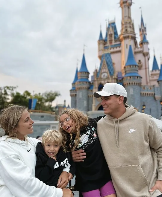Ailu Greco con Juana, Alfonso y su familia frente al castillo de Disney
