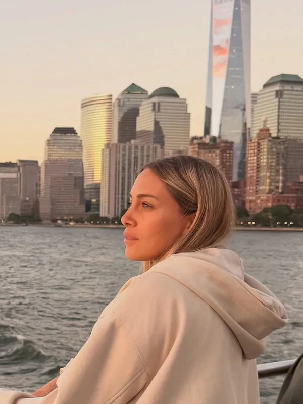 Ailu Greco frente al skyline de Manhattan al atardecer