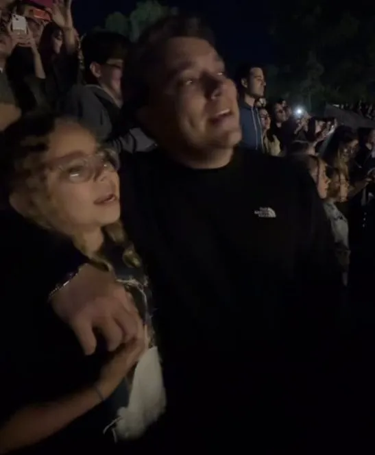 Juana y su papá mirando los fuegos artificiales en Disney
