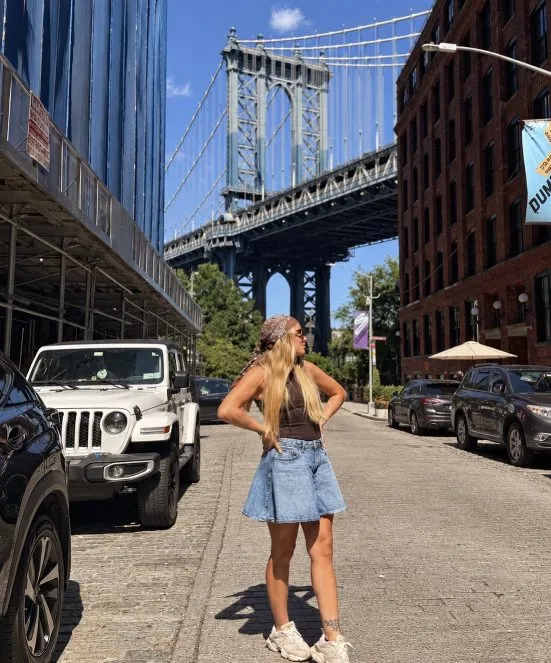 Ailu Greco en Dumbo, Brooklyn, con el puente de Manhattan de fondo