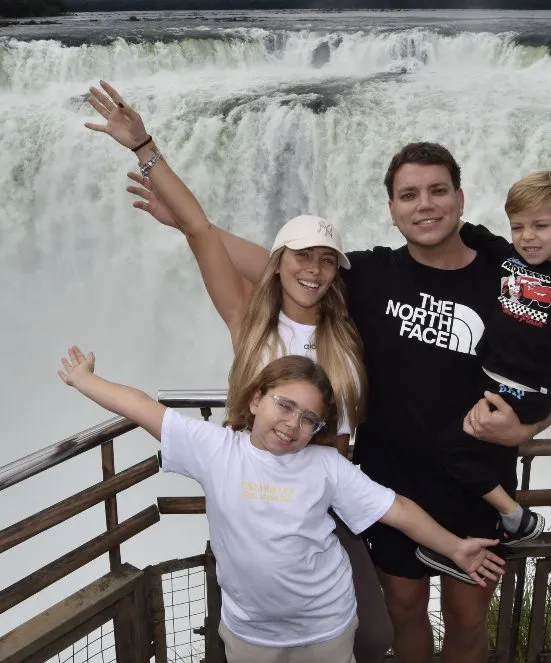 Ailu con su familia en las Cataratas del Iguazú