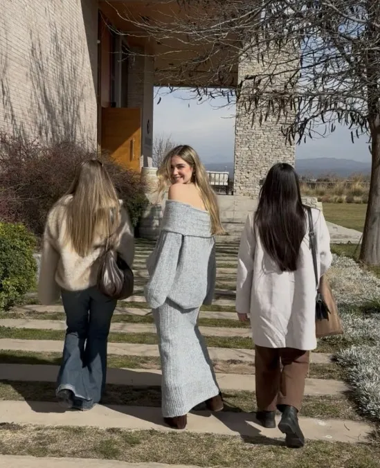 Julieta Carloni junto a amigas en una bodega