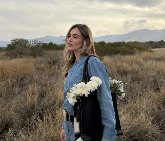 Julieta Carloni en el campo, con flores
