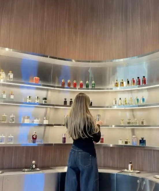 Julieta Carloni recorriendo una perfumería