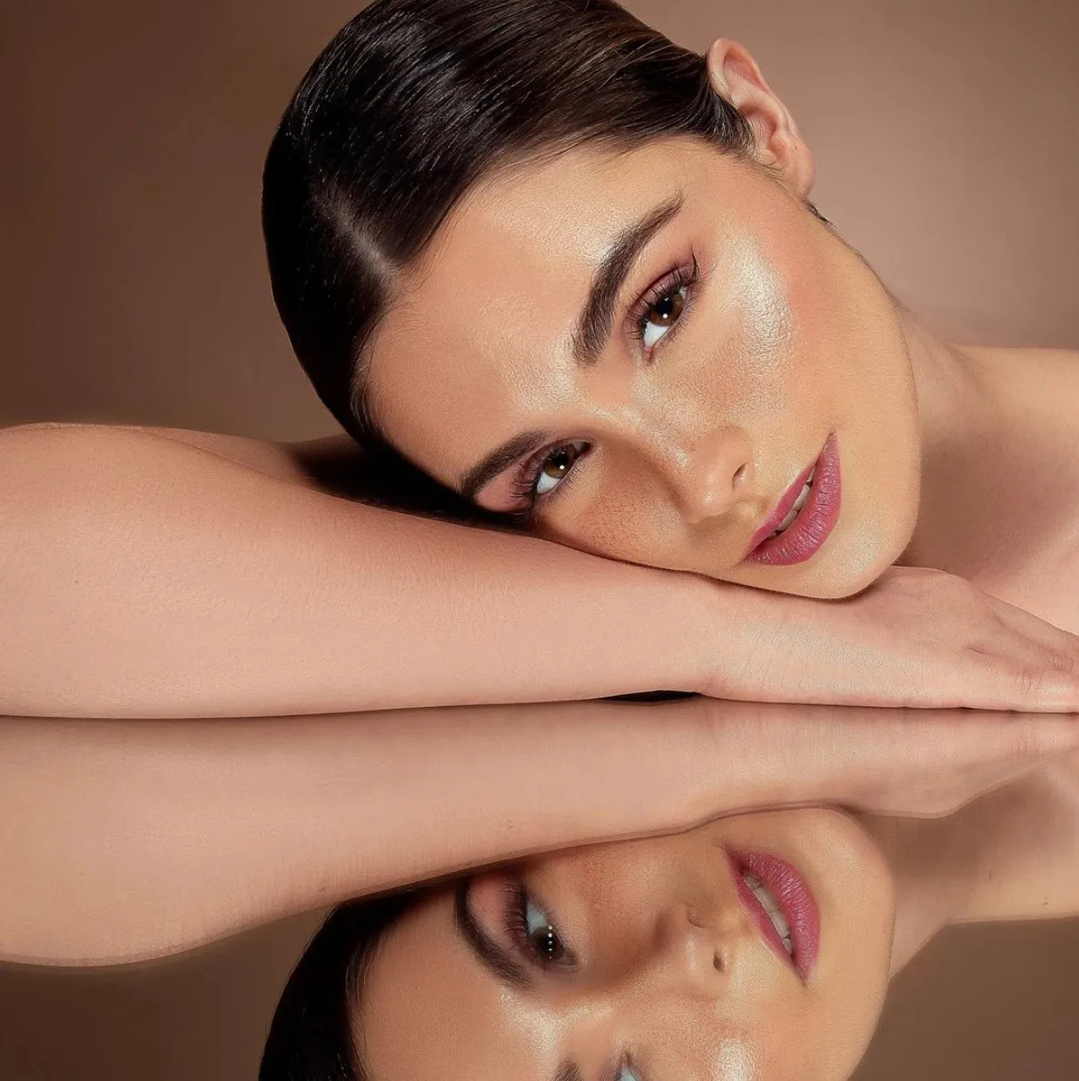 Retrato beauty de Julieta Carloni apoyada sobre sus brazos, con su reflejo