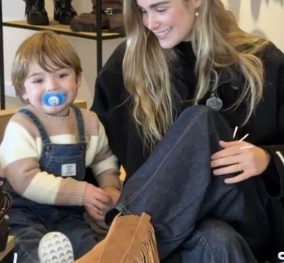 Julieta Carloni junto a su hijo