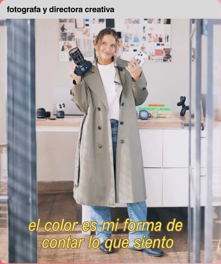 Clari, fotógrafa y directora creativa, con su cámara
