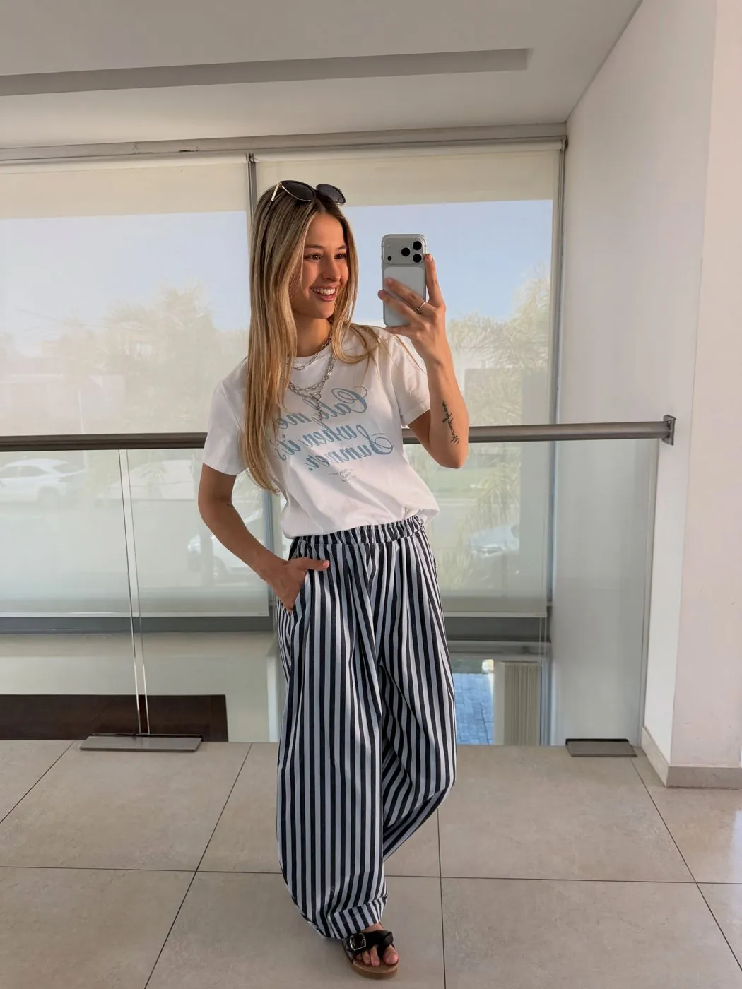 Look con pantalón rayado de Emilia, selfie en el espejo