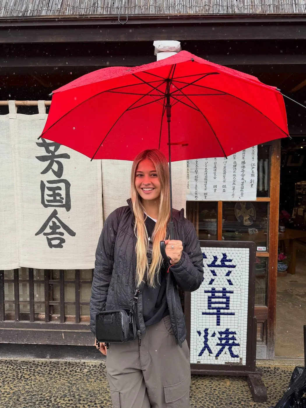Emi con un paraguas rojo en Japón