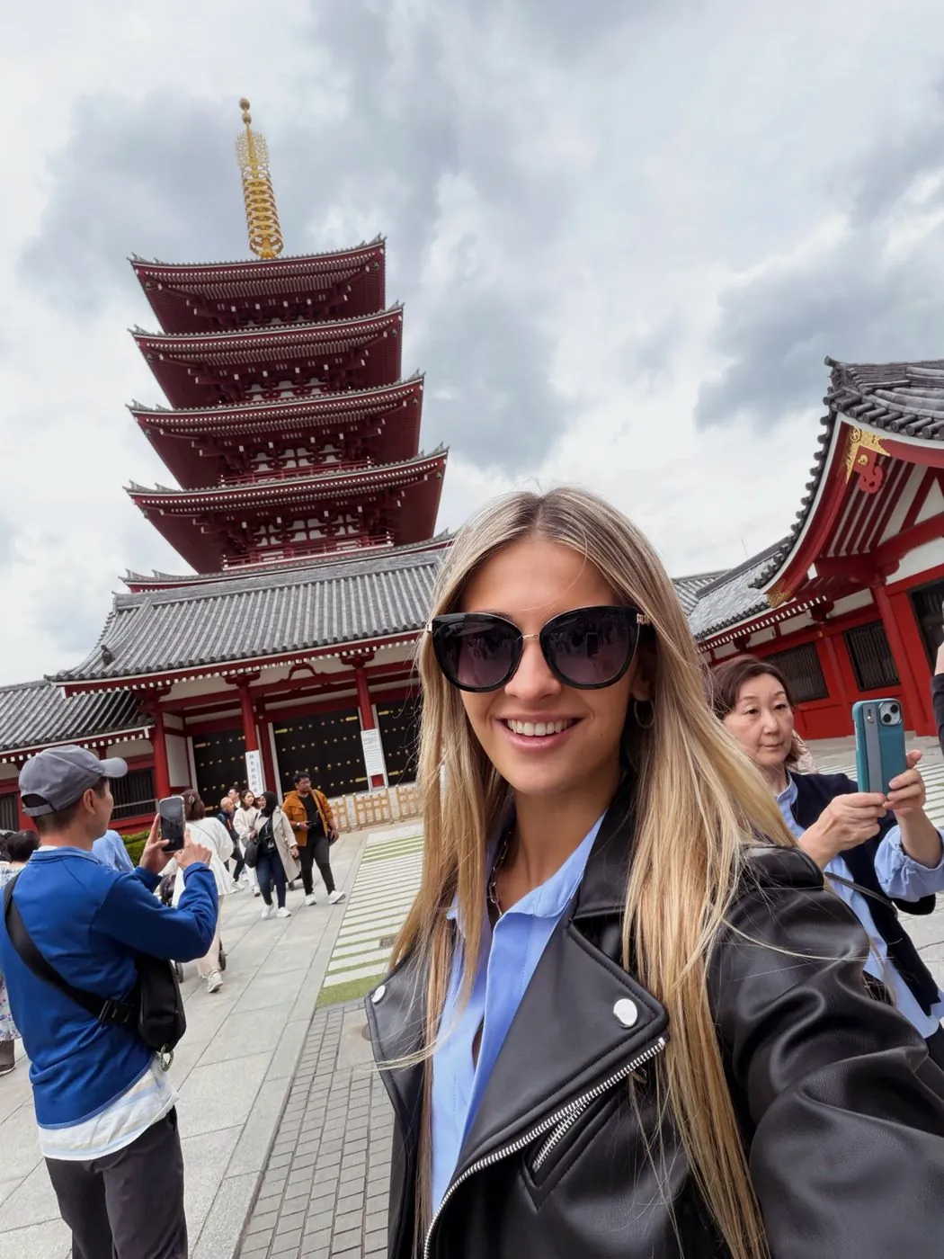 Emi frente a la pagoda de Asakusa, en Tokio