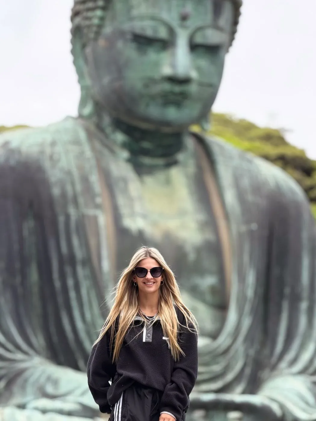 Emi frente al Gran Buda de Kamakura