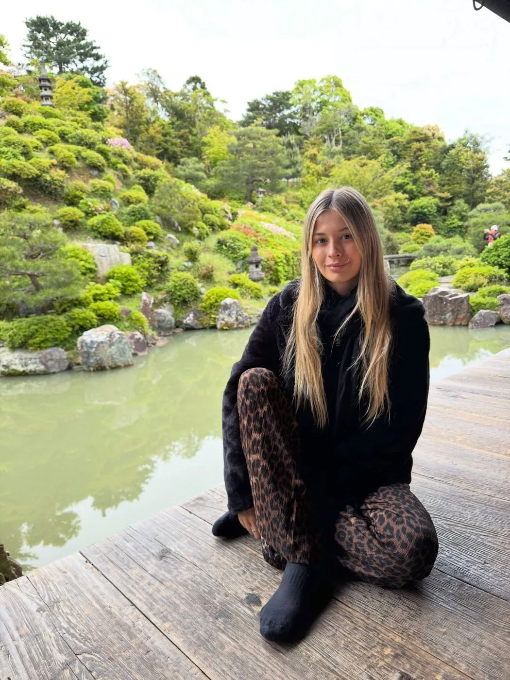 Emi sentada en un jardín japonés de Kioto