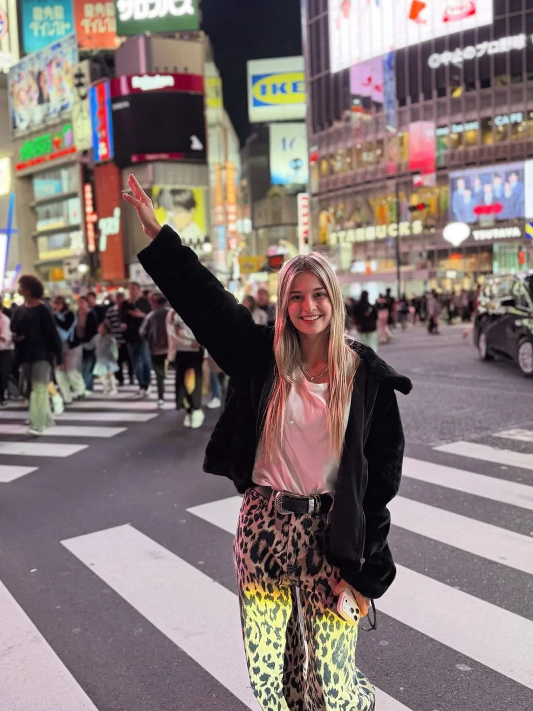 Emi en el cruce de Shibuya, Tokio