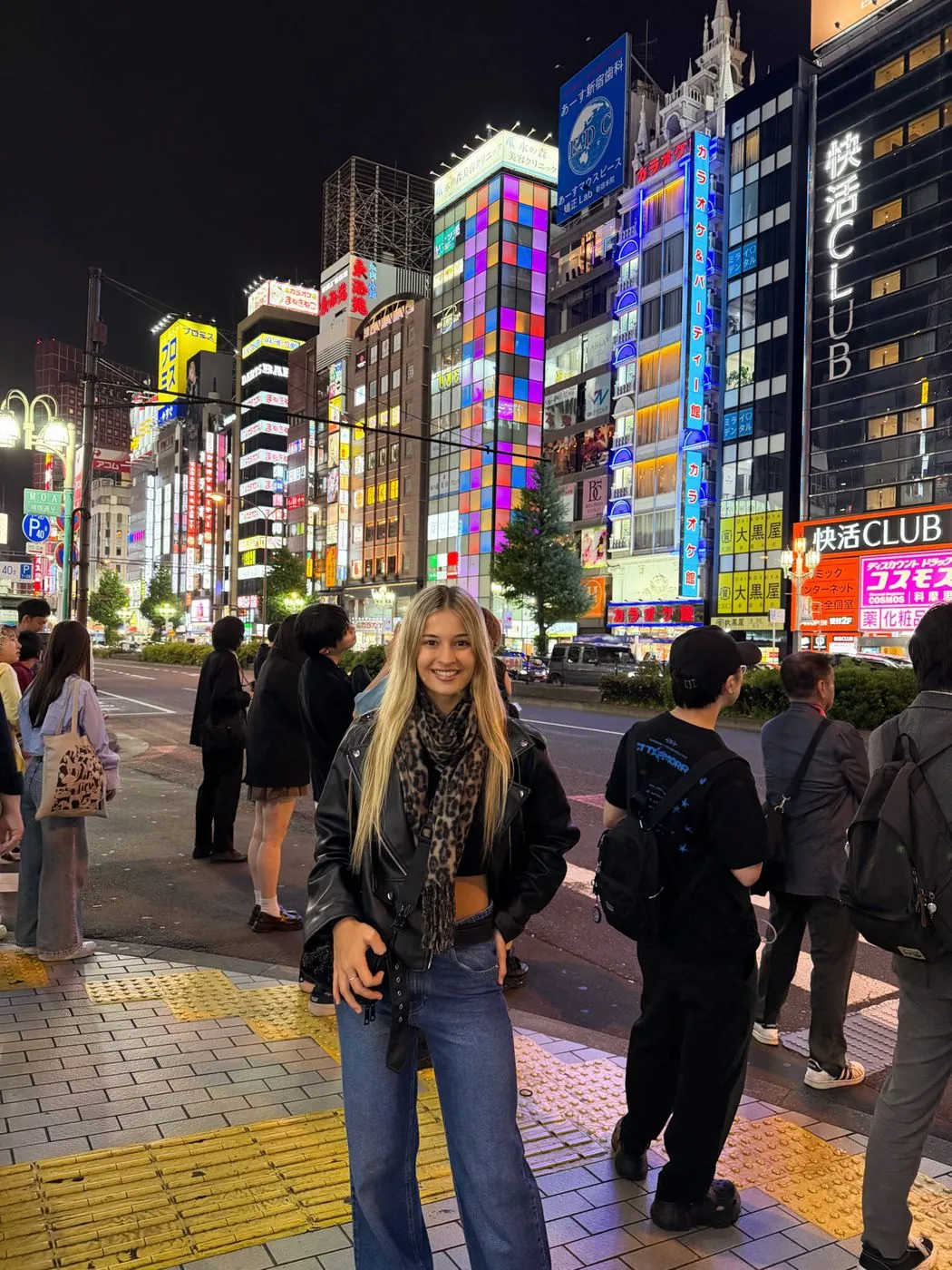 Emi de noche entre los carteles de neón de Shinjuku