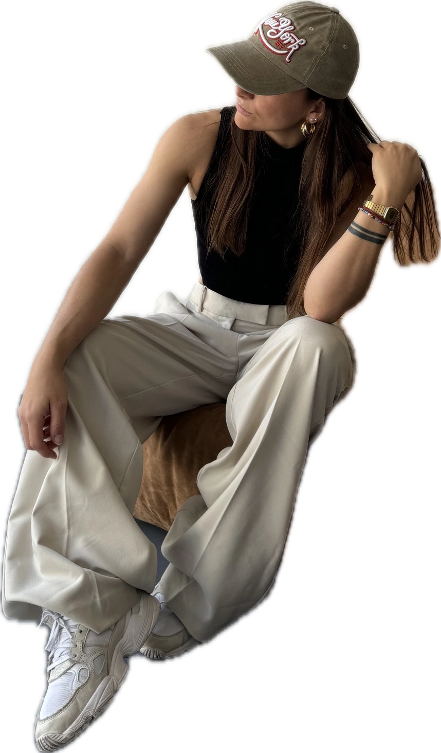 Emi Scifo sentada, retrato editorial con gorra