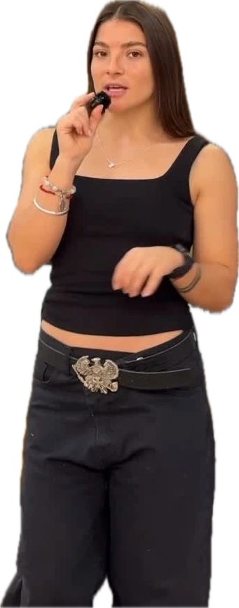 Emi Scifo en un local de ropa, cubriendo un evento de marca