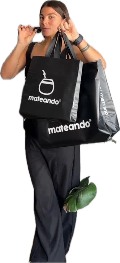 Emi Scifo haciendo el unboxing de un producto para redes