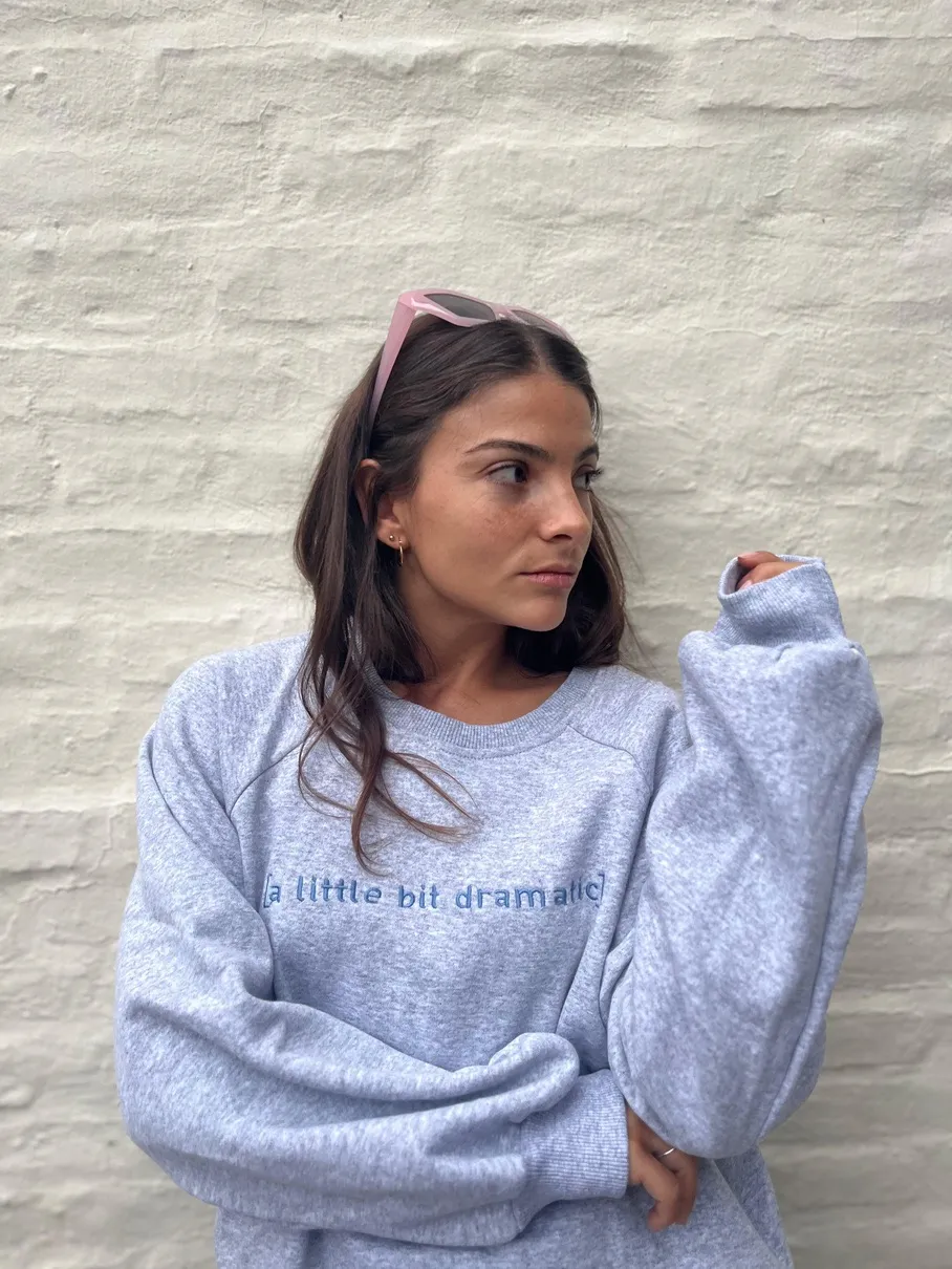 Emi Scifo con un buzo gris, retrato casual