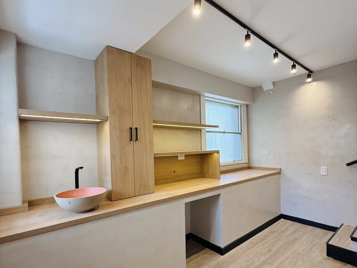 Mueble de madera a medida con estantes y bajo mesada