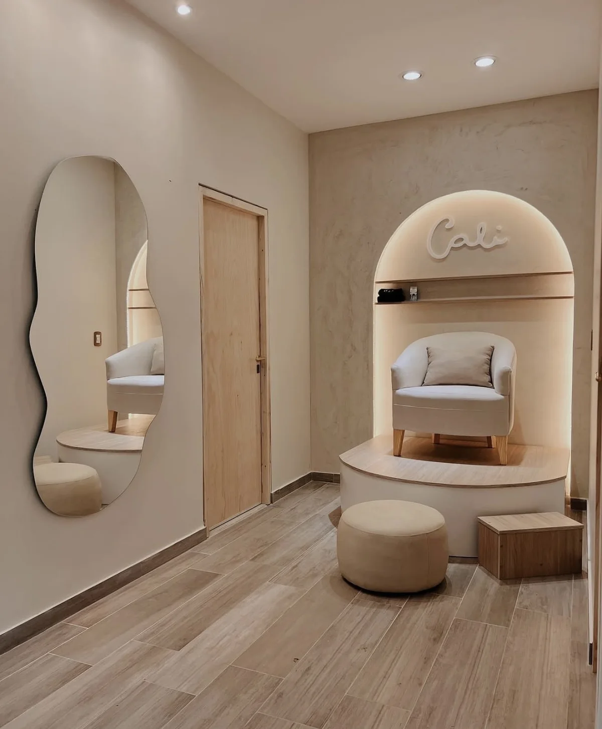 Cali — el espejo y el sillón