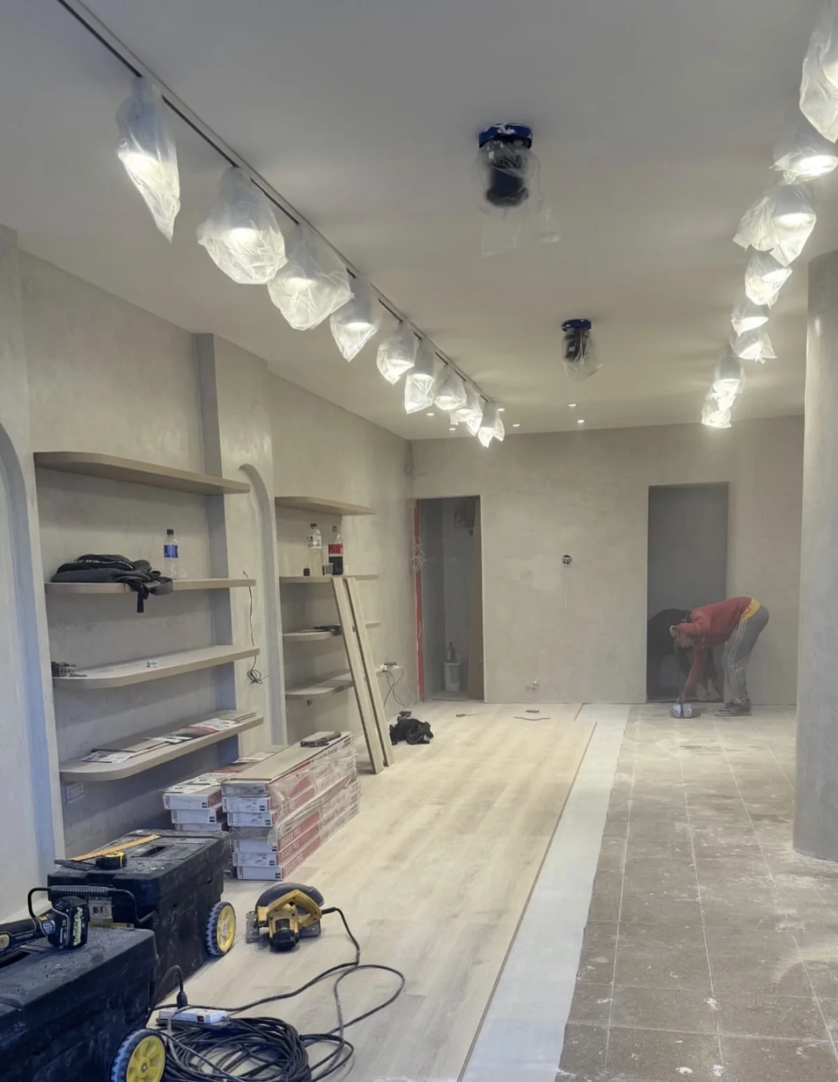 Calzarte — estanterías y piso nuevo en obra