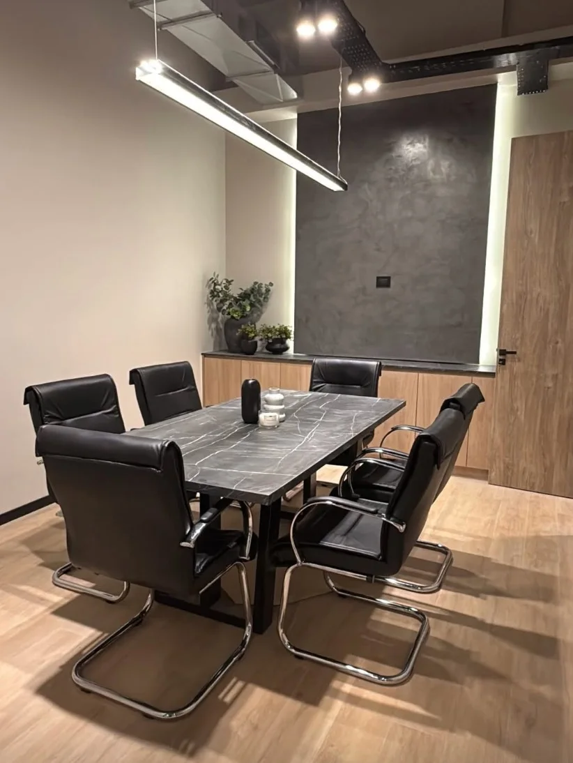 Oficinas GLE — la sala de reuniones terminada