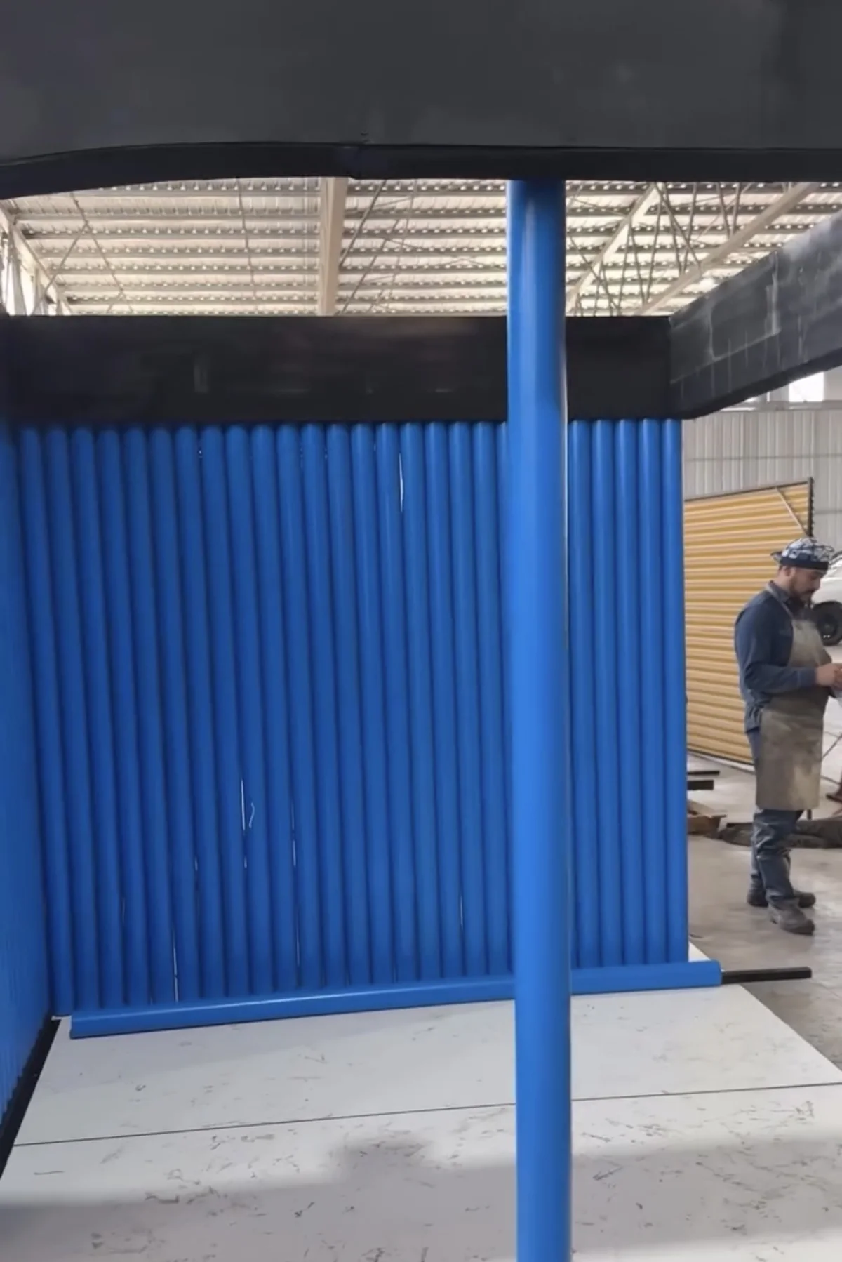 Stand Halpern — los caños de la marca como revestimiento