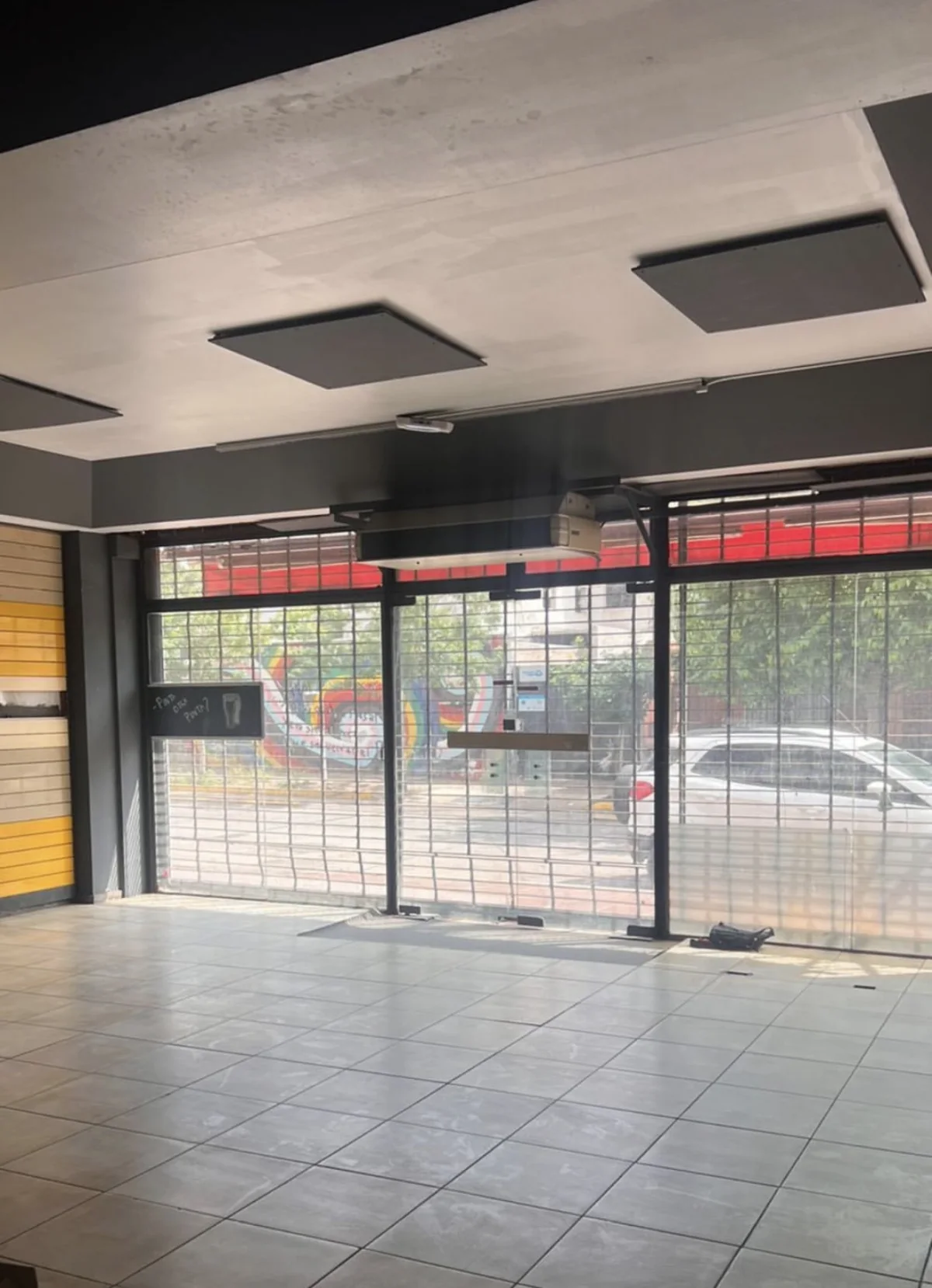 Local Nutre — el salón vacío antes de equipar