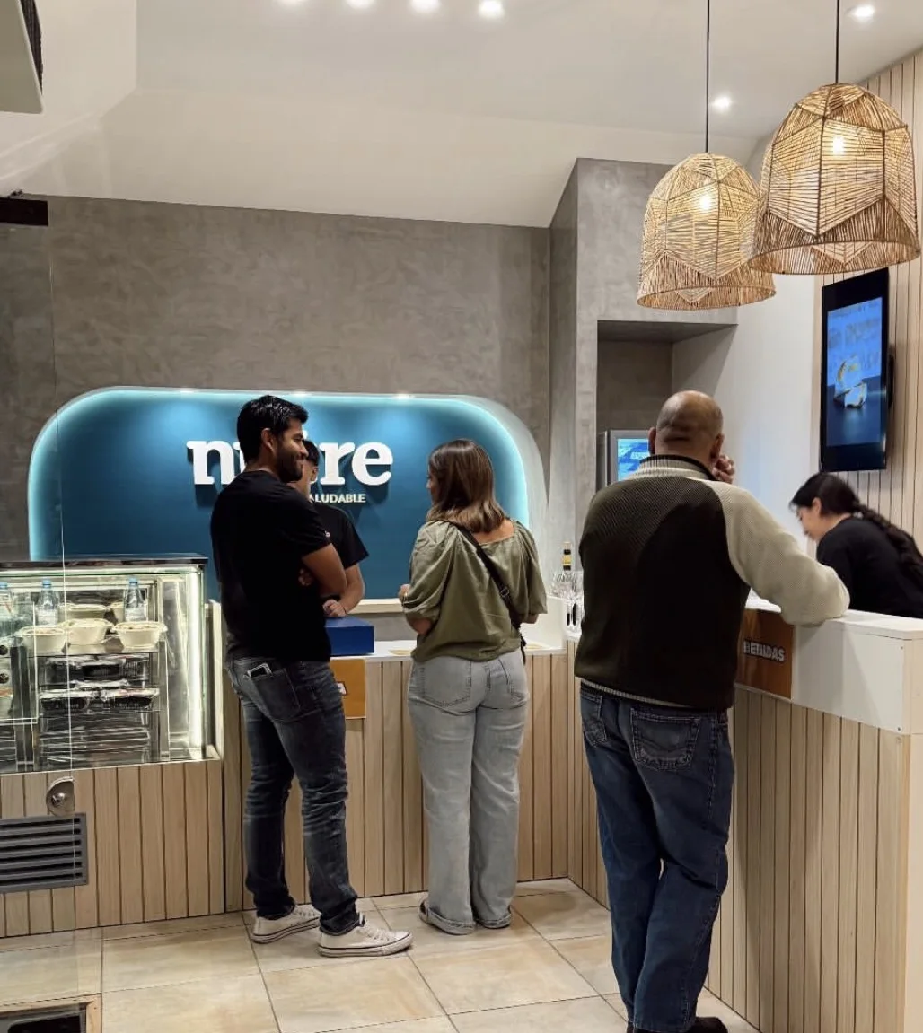 Local Nutre — el mostrador con clientes