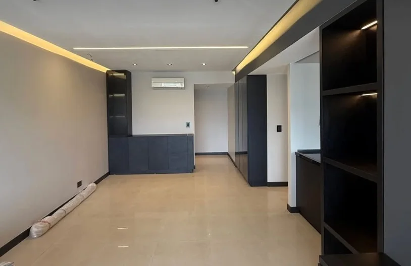 Interiorismo RA — el pasillo y los muebles en obra