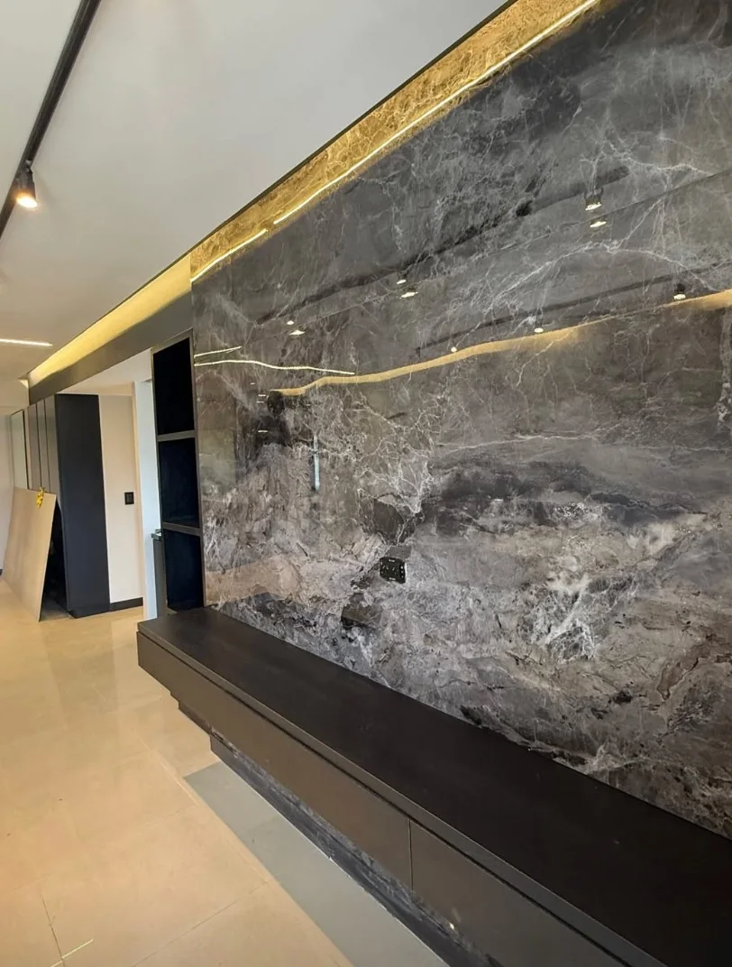 Interiorismo RA — el revestimiento de mármol en ejecución