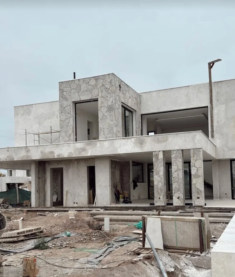 Vivienda V.F. — el volumen principal en obra
