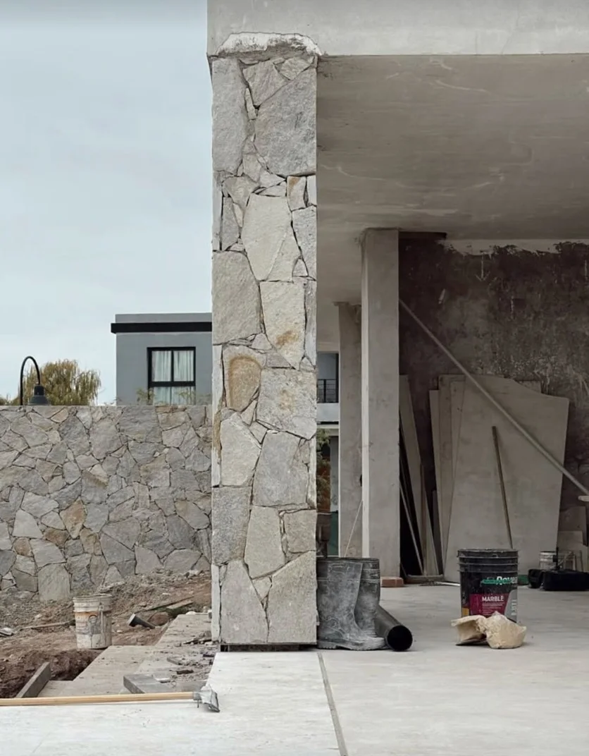 Vivienda V.F. — el revestimiento de piedra en obra