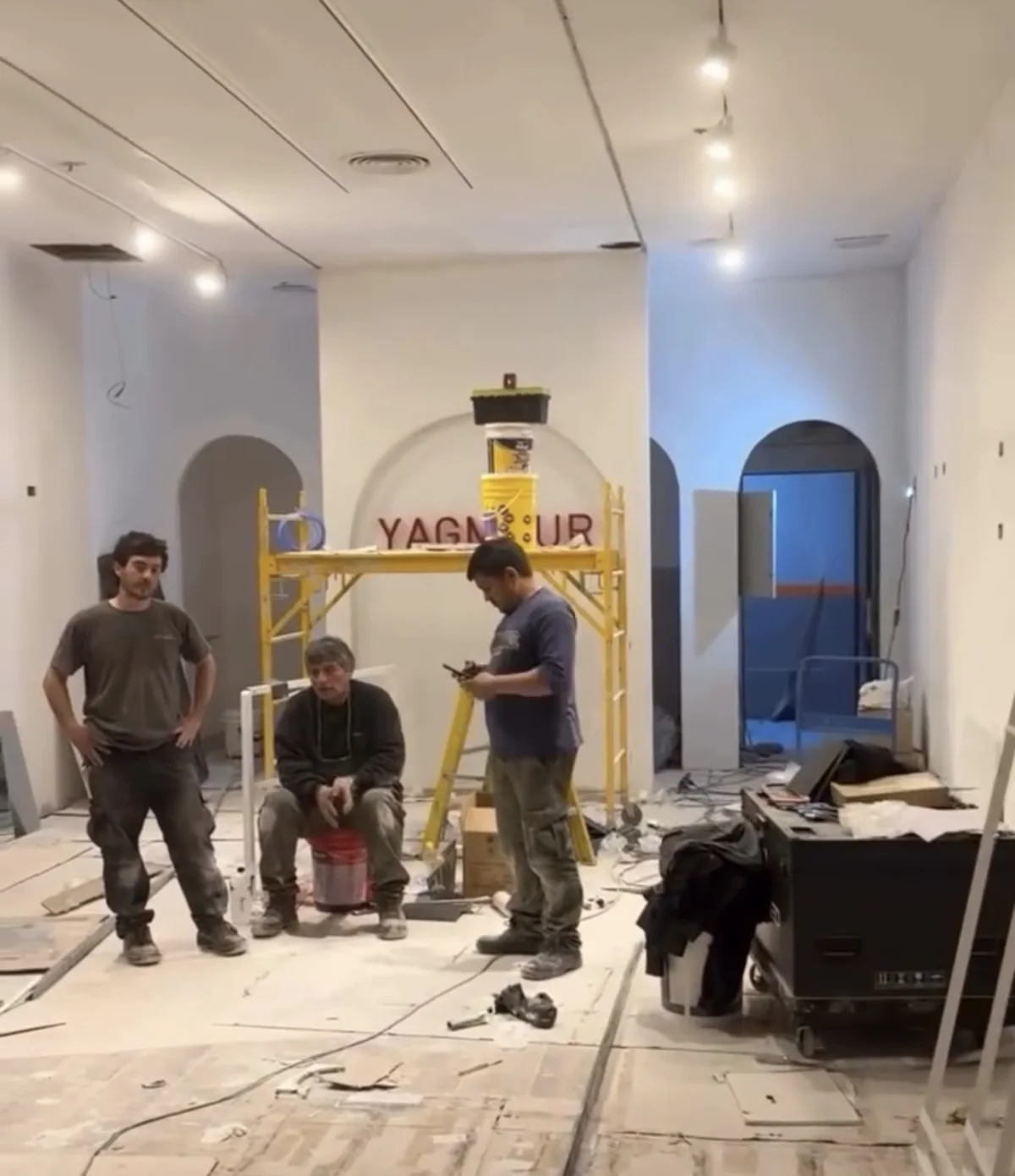 Yagmour — los arcos y el cartel en montaje