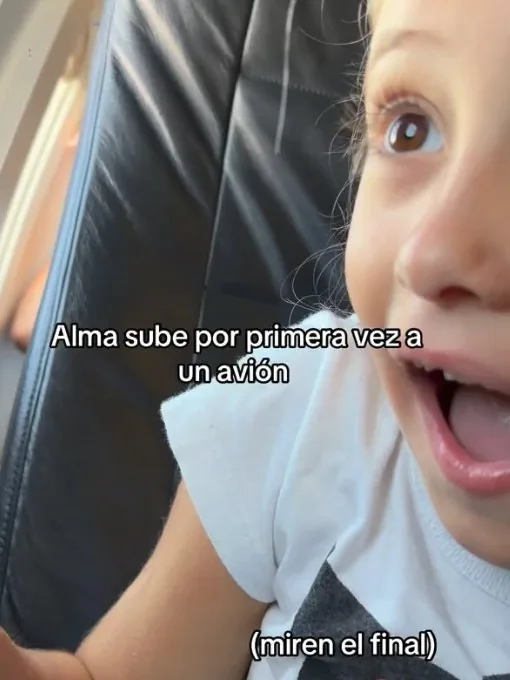 Alma sorprendida en su primer viaje en avión