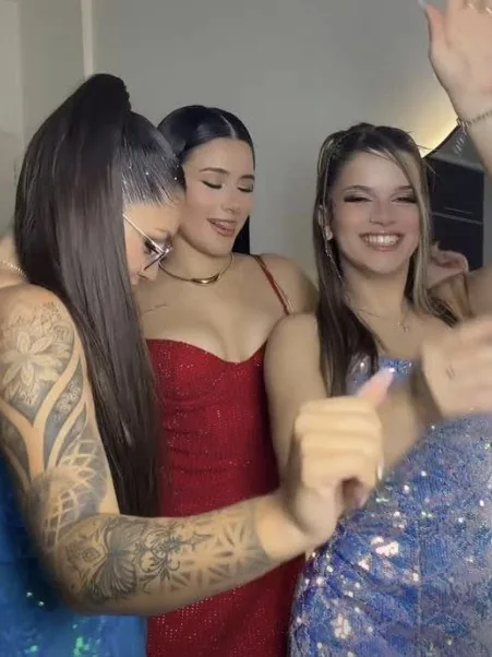 Juli con amigas en una fiesta