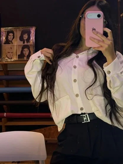 Selfie de Juli en el espejo con una blusa blanca