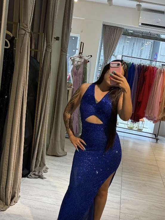 Juli probándose un vestido azul en un showroom