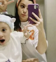 Juli y Alma en una selfie frente al espejo