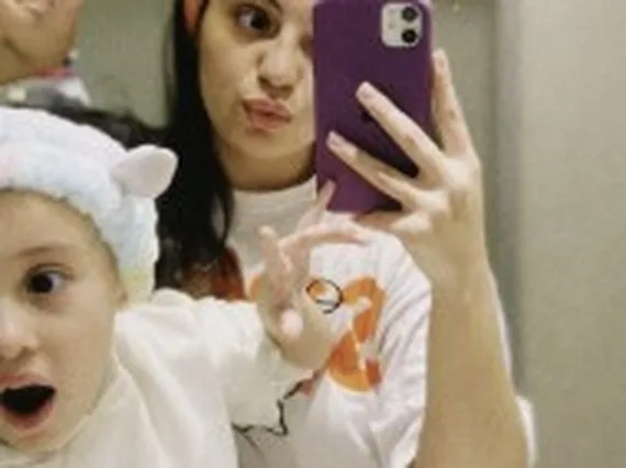 Juli y Alma haciendo caras en una selfie frente al espejo