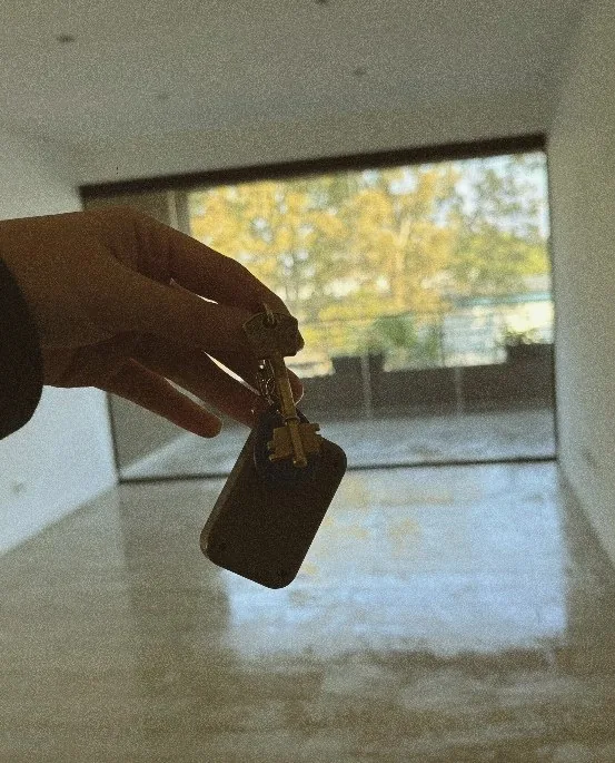 Juli sosteniendo las llaves de la casa nueva