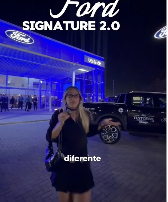 Marti con micrófono en el lanzamiento de Ford Signature 2.0