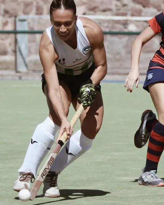 Marti jugando al hockey en un partido