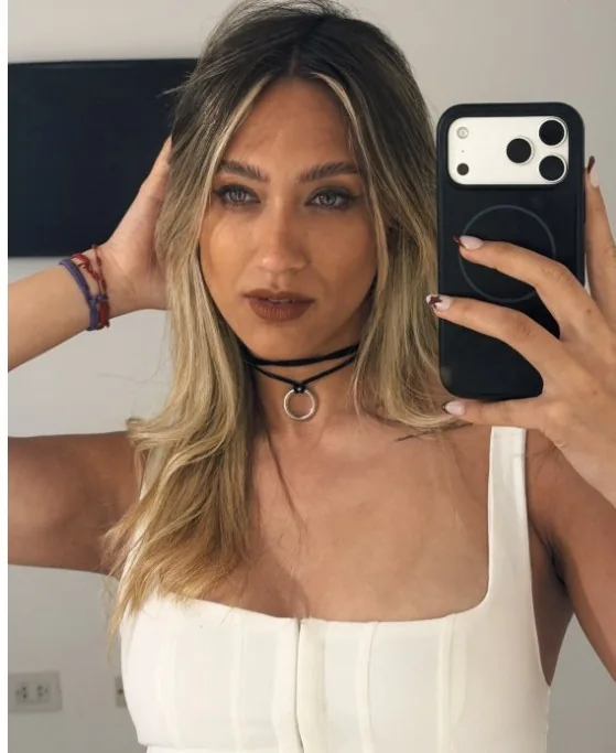 Selfie de Marti en el espejo, con un top blanco y un choker