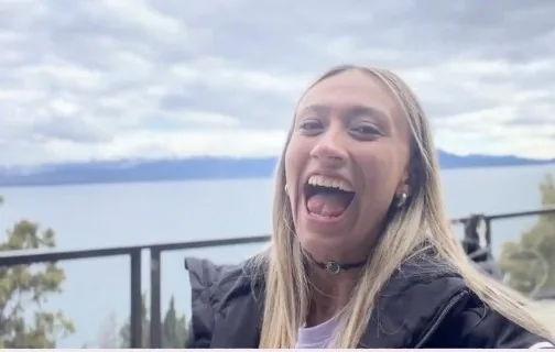 Marti frente al lago, con la montaña de fondo