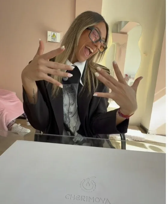 Marti riéndose y mostrando sus uñas